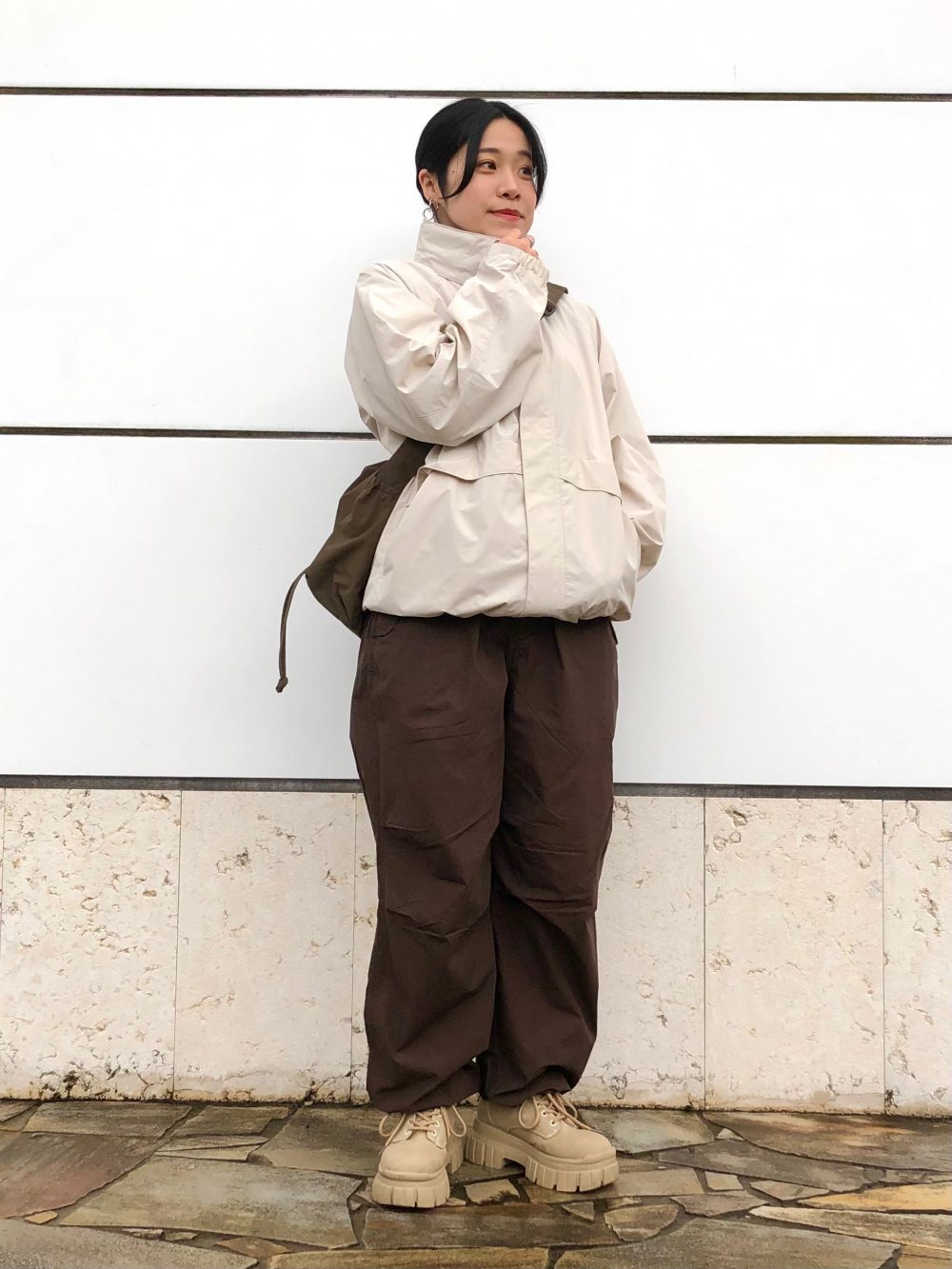 ボリュームスリーブコクーンブルゾン、ワイドカラーシャツ」の着用