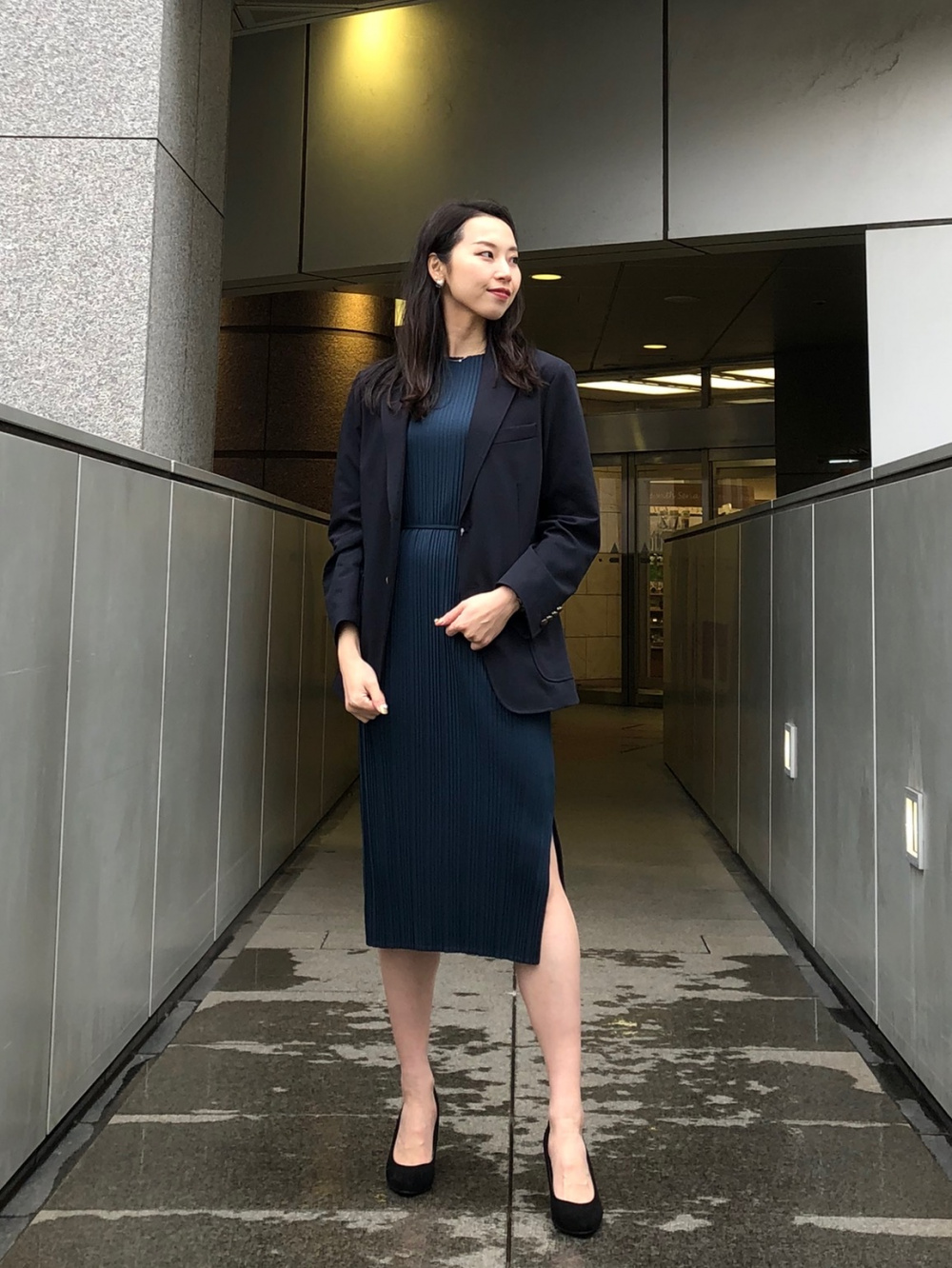 プリーツワンピース/ノースリーブ、感動ブレザー」の着用