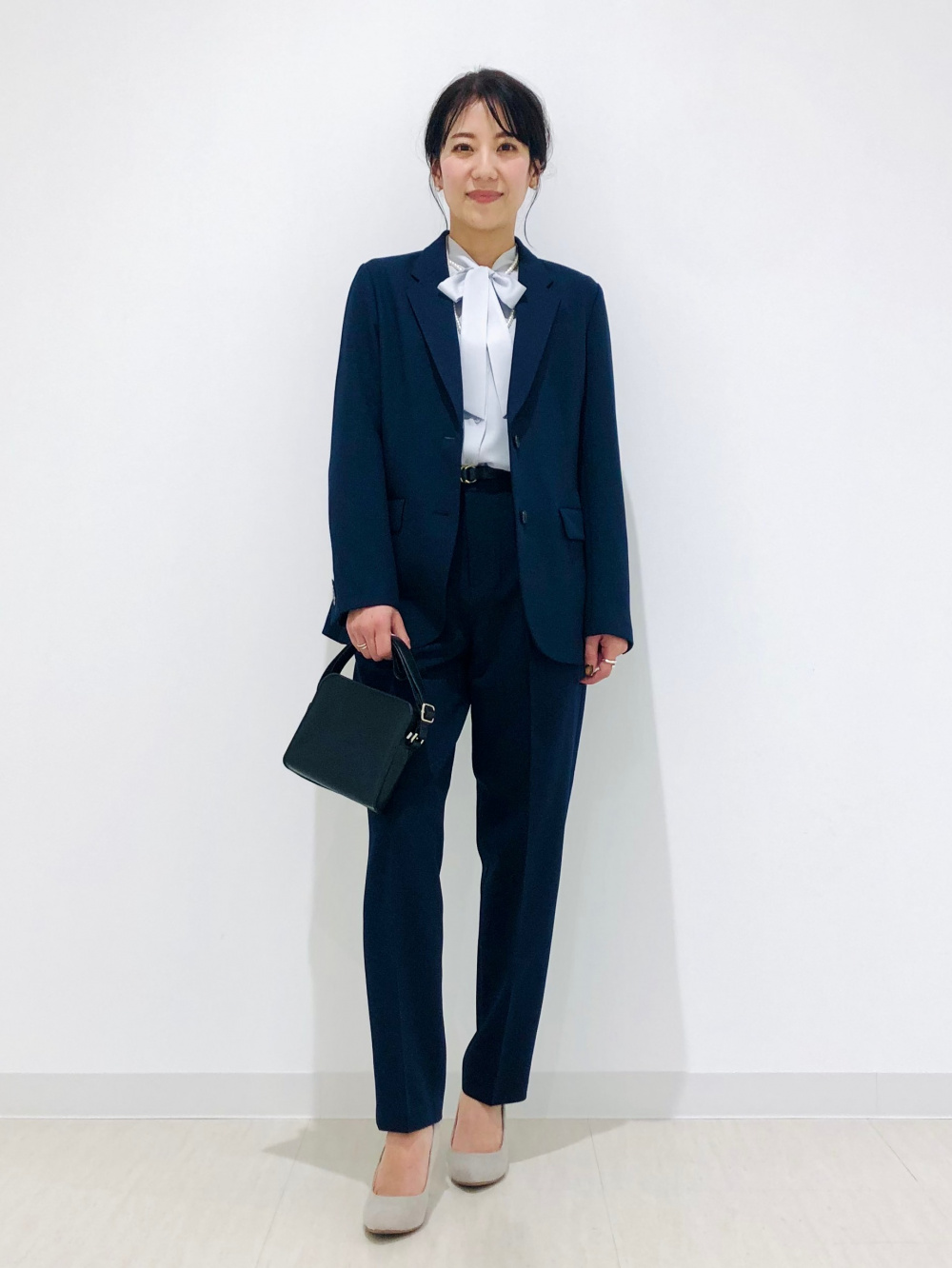 【極美品】ユニクロ 感動ジャケット&感動パンツ&リボン付ブラウスセット ブラック 感動ジャケット、レーヨンボウタイブラウス」の着用コーディネート