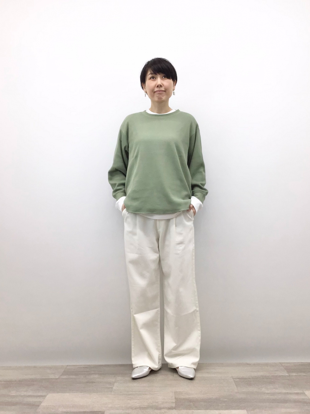 メリノクルーネックカーディガン、ドレープデニムタックパンツ」の着用