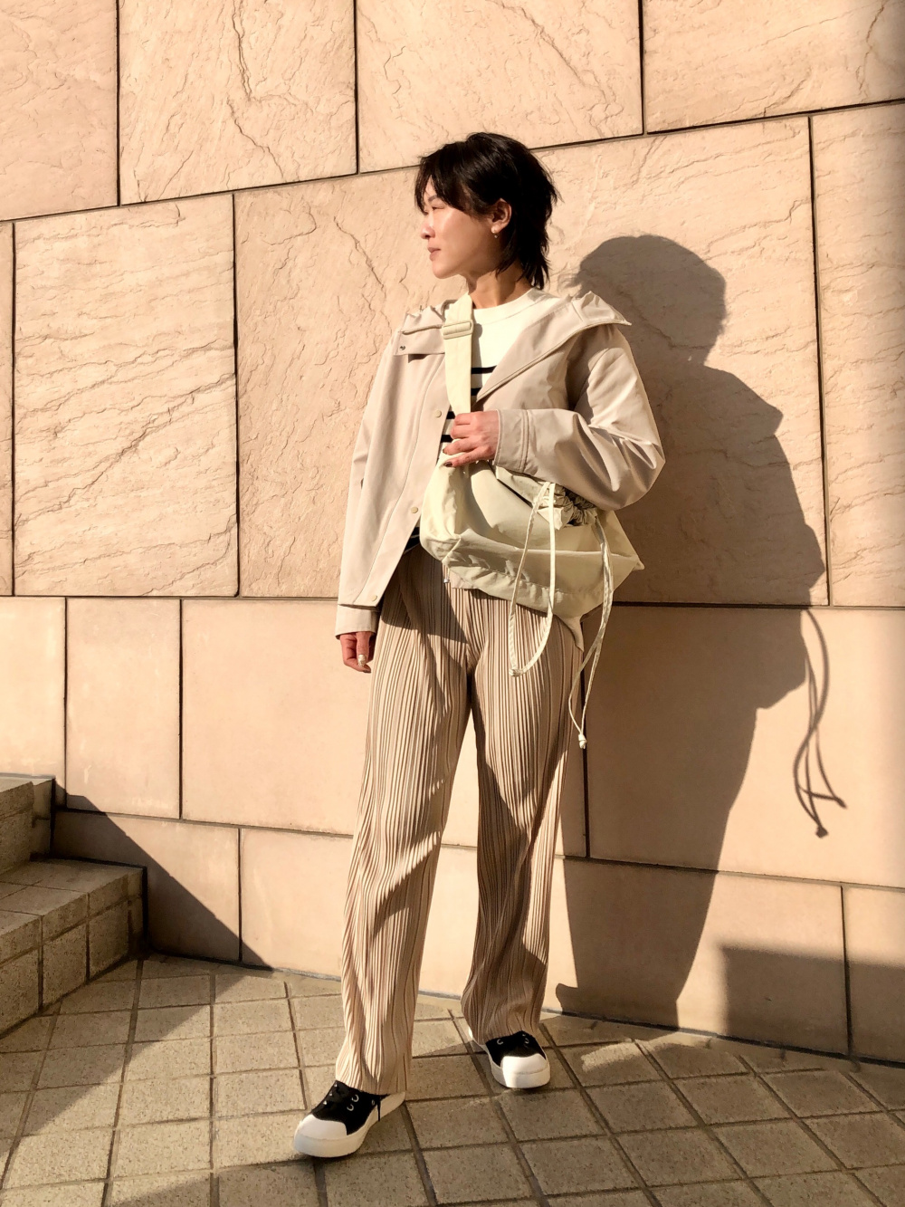 プリーツノースリーブT、プリーツストレートパンツ」の着用