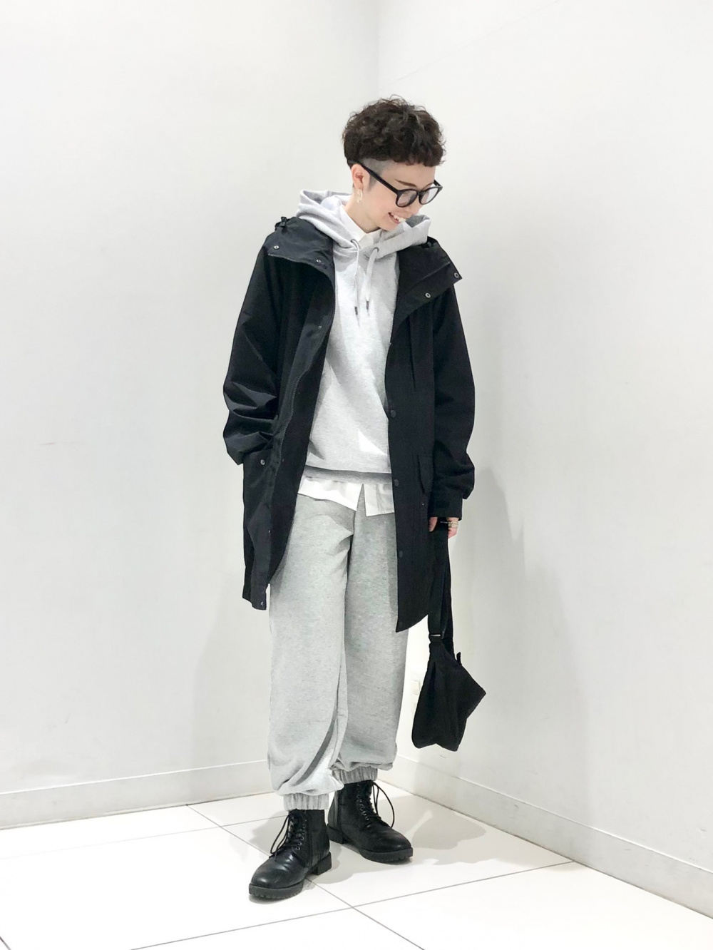 ウィンドプルーフフーデッドコート、スウェットパンツ/サイド