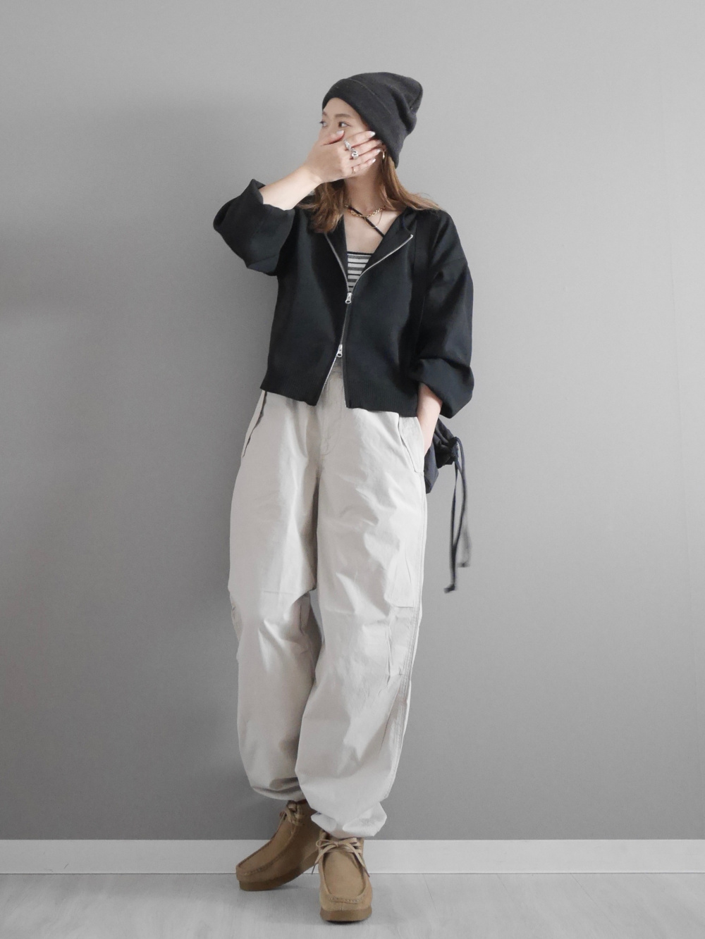 ポケッタブルUVカットパーカ/チェック、パラシュートパンツ」の着用