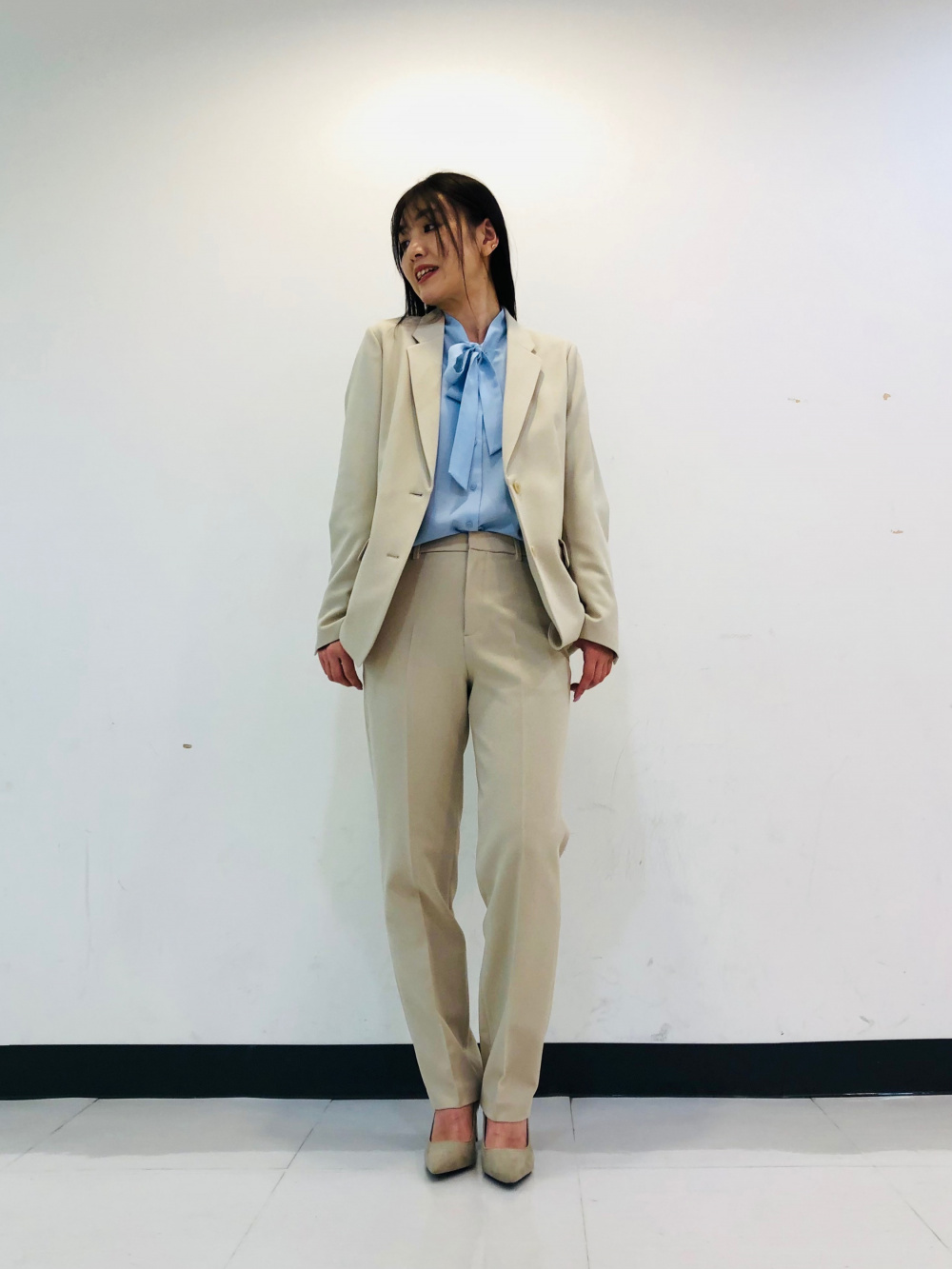 感動ジャケット、レーヨンボウタイブラウス」の着用コーディネート