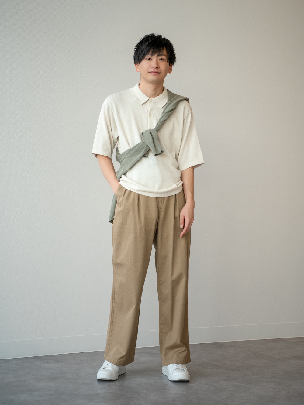 ニットポロシャツ、Vネックカーディガン」の着用コーディネート