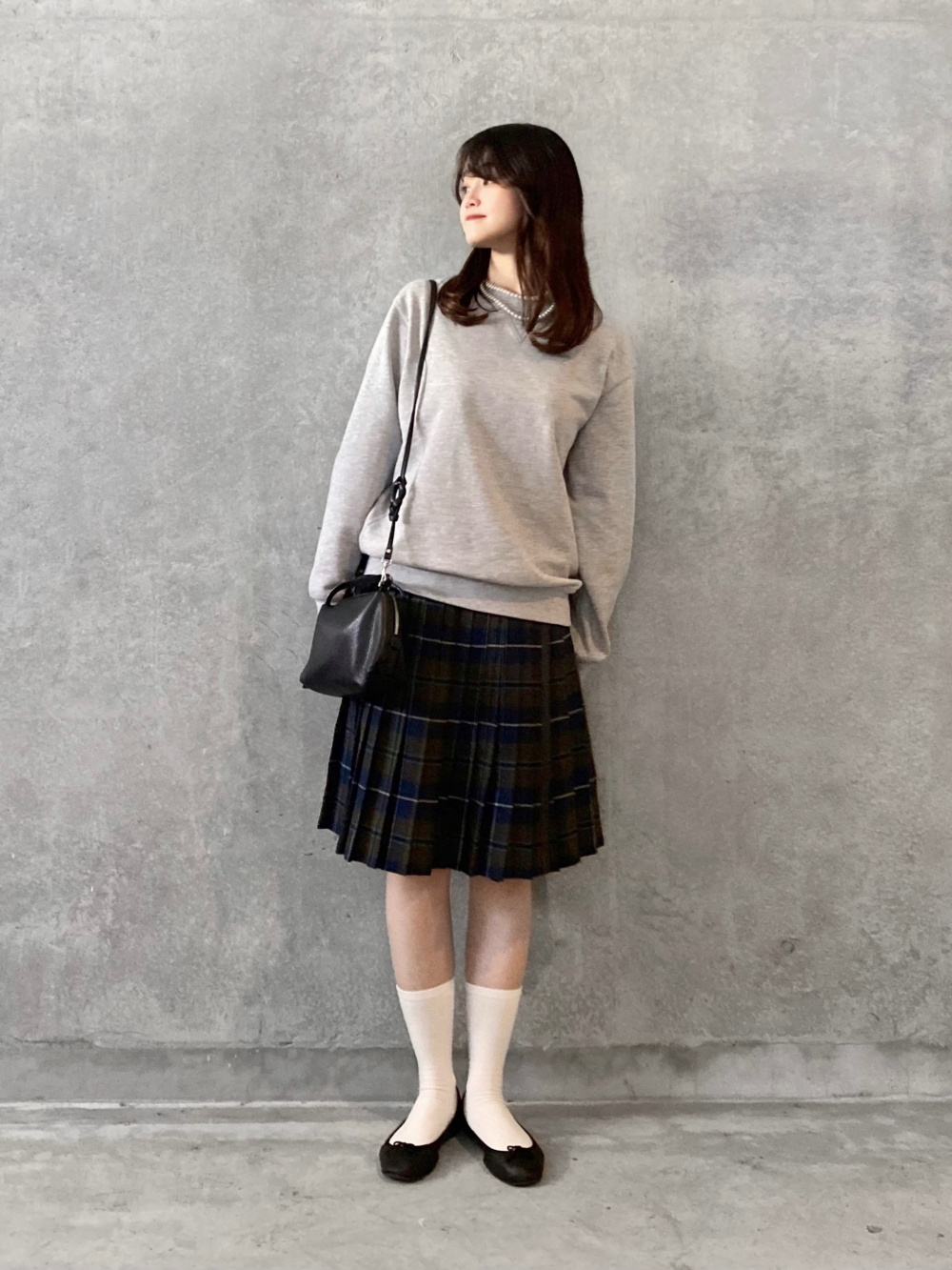 ユニクロ　カシミヤタートルネックセーター　グレー　ヒートテックソックス　セット 3Dカシミヤタートルネックセーター、ヒートテックソックス」の着用