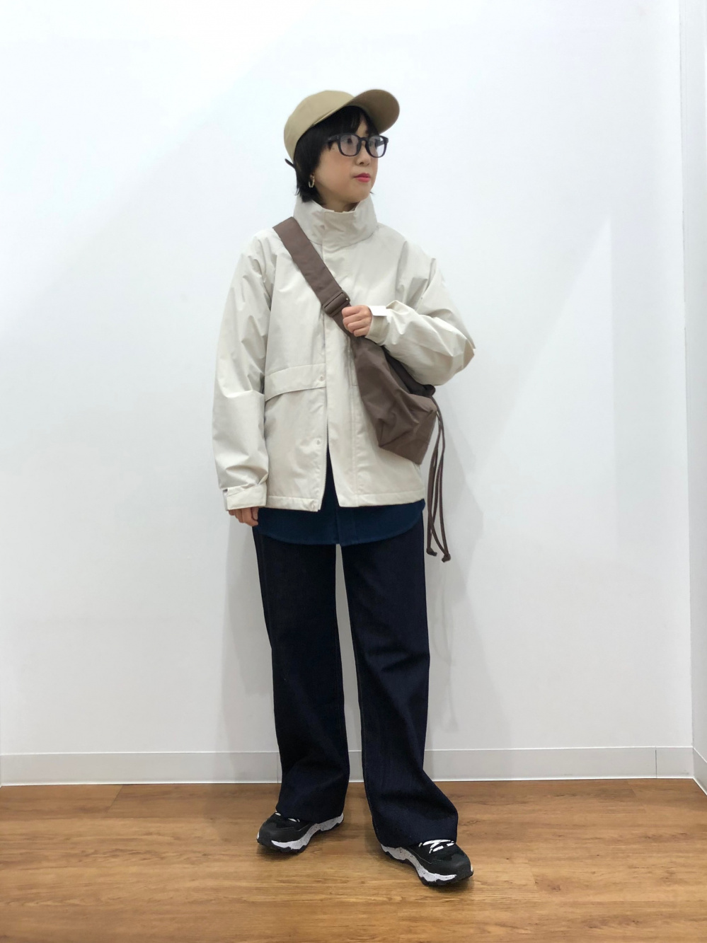 スウェットクルーネックシャツ、パラシュートクロップドパンツ