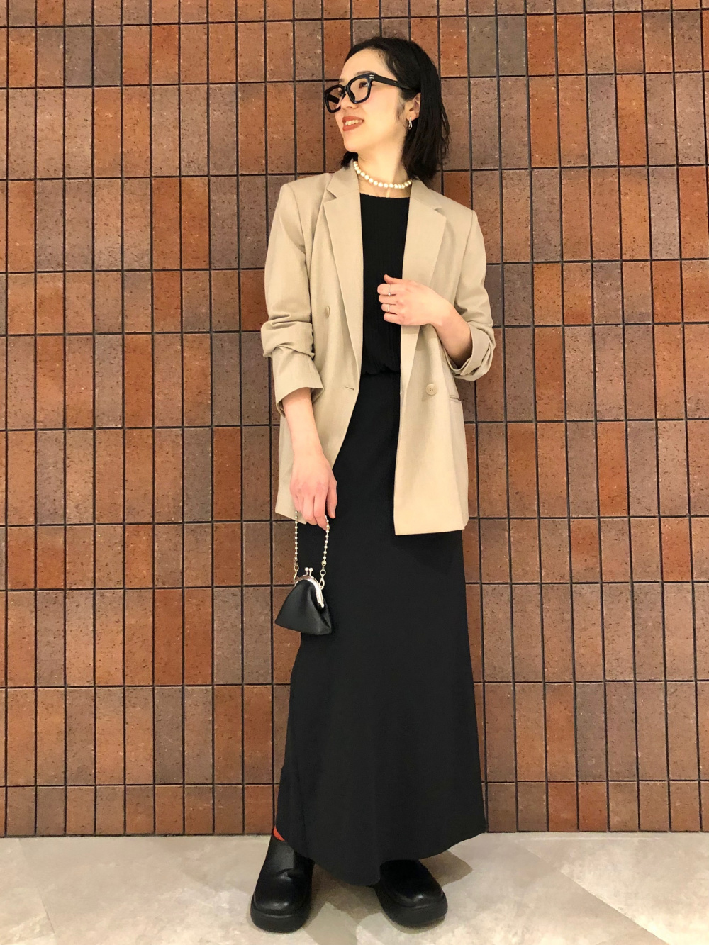 ダブルジャケット、タックワイドストレートパンツ」の着用