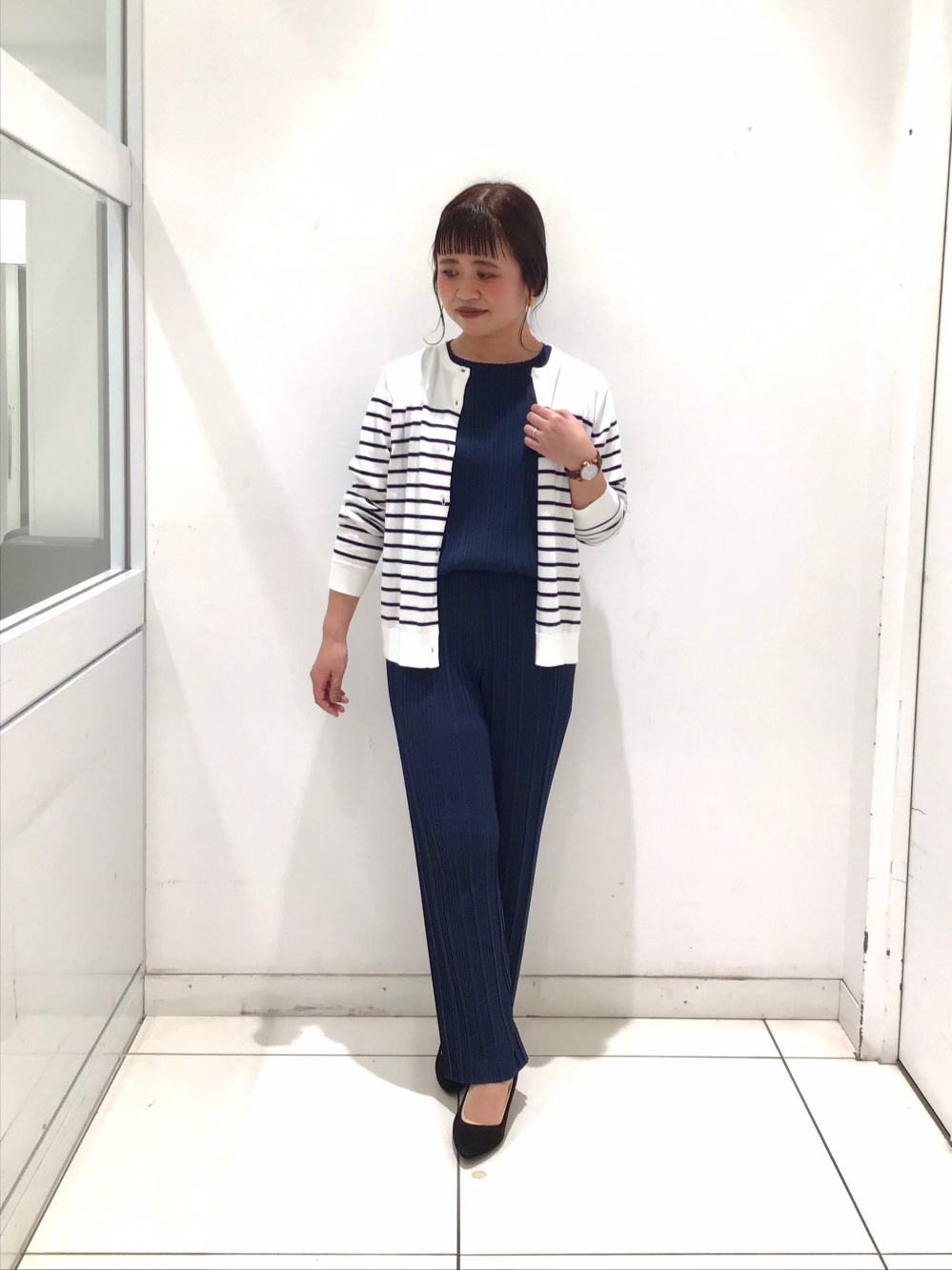 プリーツノースリーブT、プリーツストレートパンツ」の着用