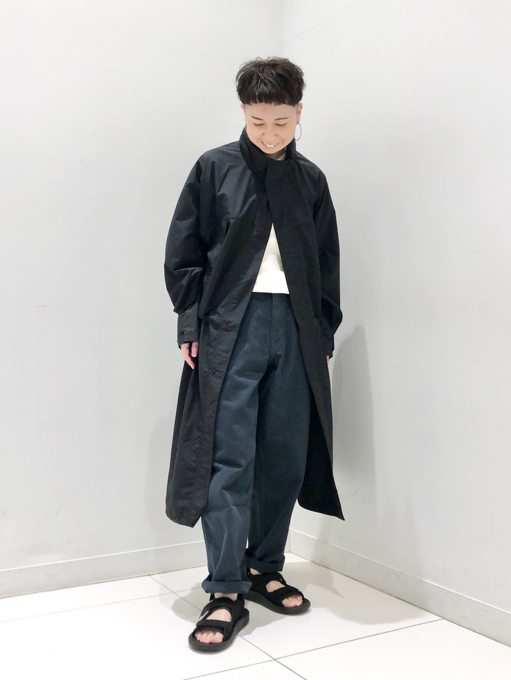 ボクシーテーラードジャケット、ユーティリティベスト」の着用