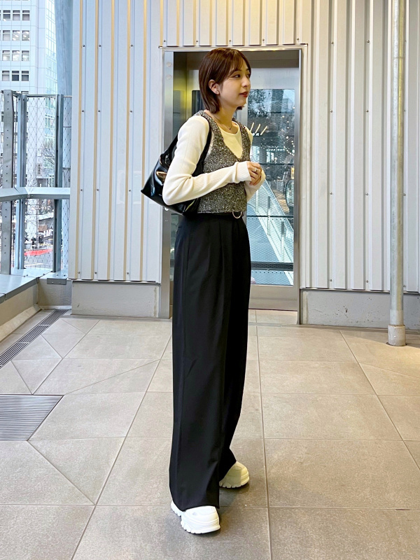 タックワイドストレートパンツのコーディネート・着用イメージ