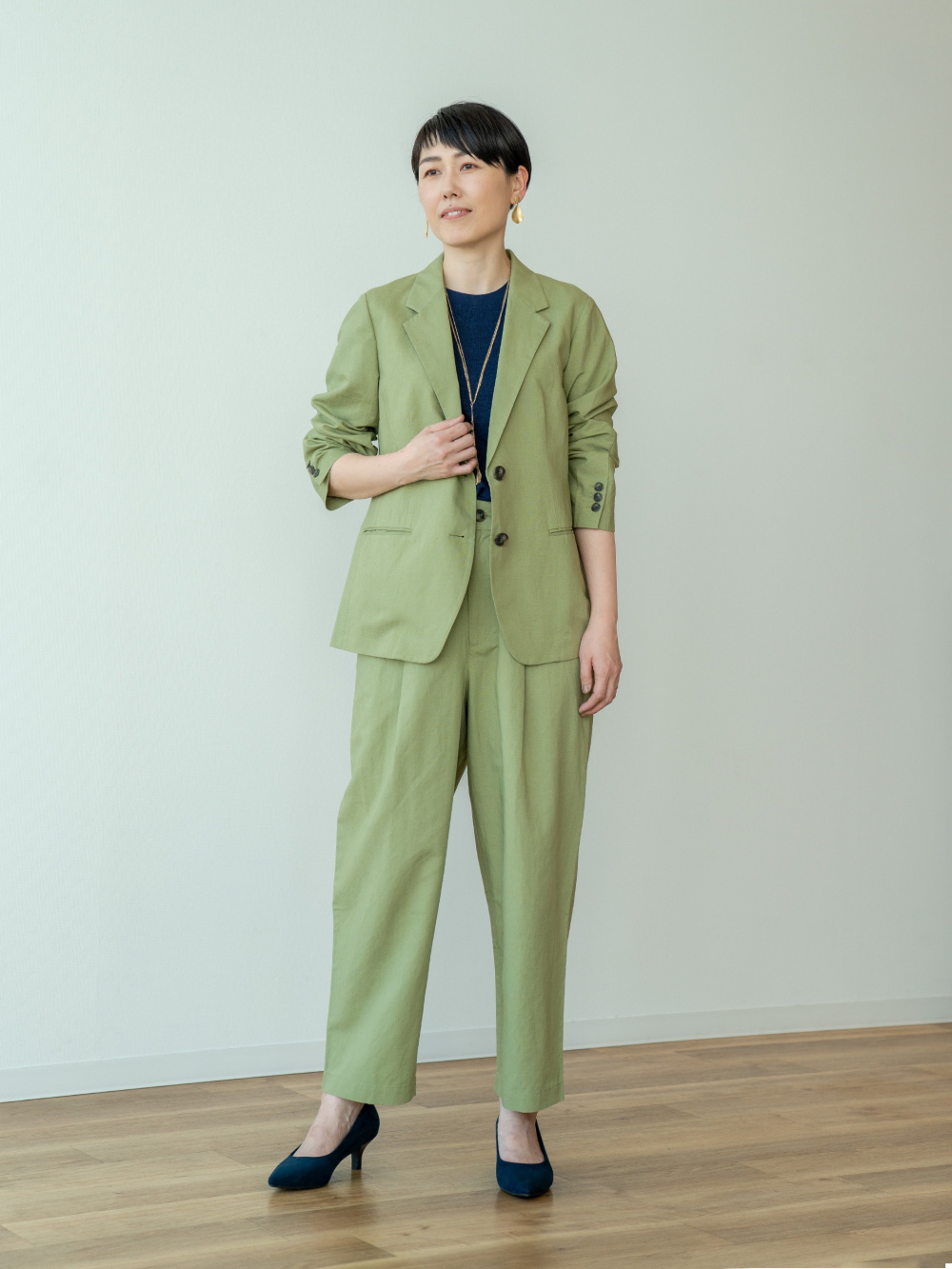 リネンブレンドジャケット、リネンブレンドタックテーパードパンツ」の