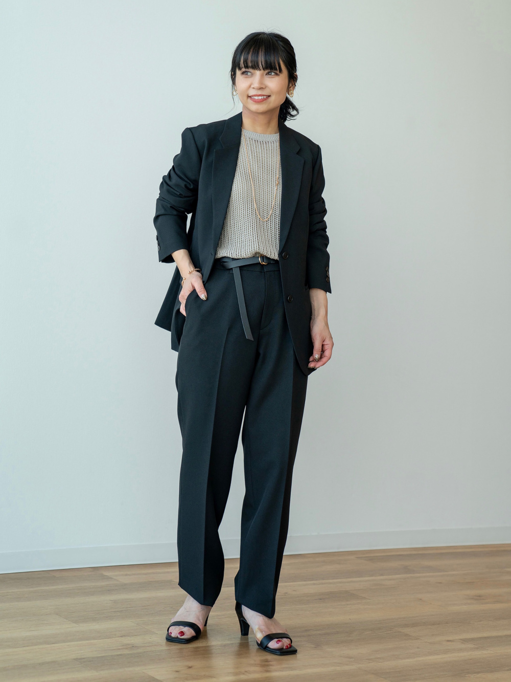 感動ジャケット、コットンリネンスタンドカラーシャツ」の着用