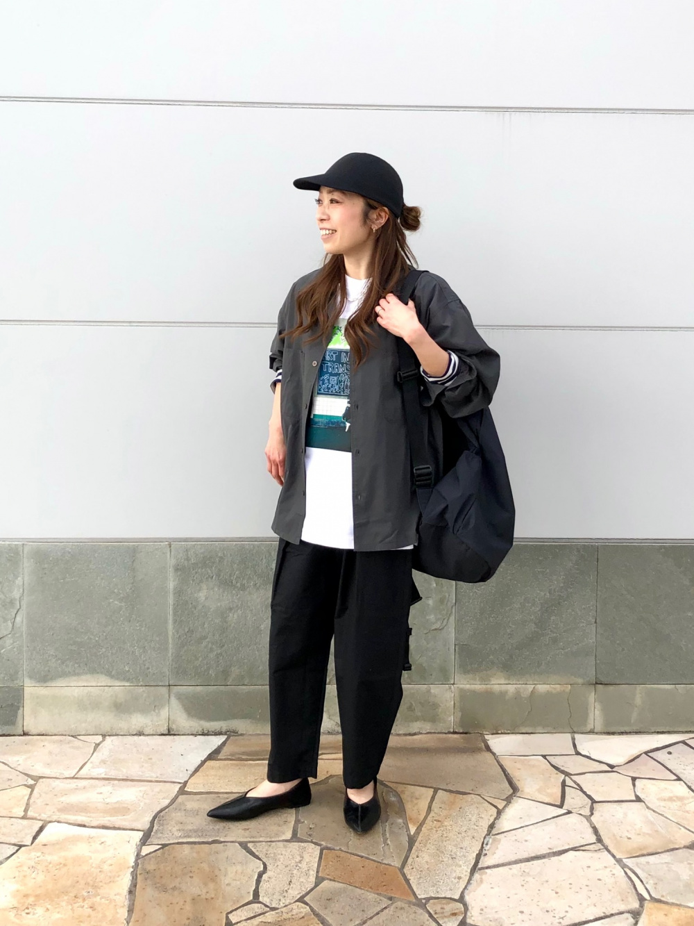 オープンカラーシャツ、パラシュートクロップドパンツ」の着用