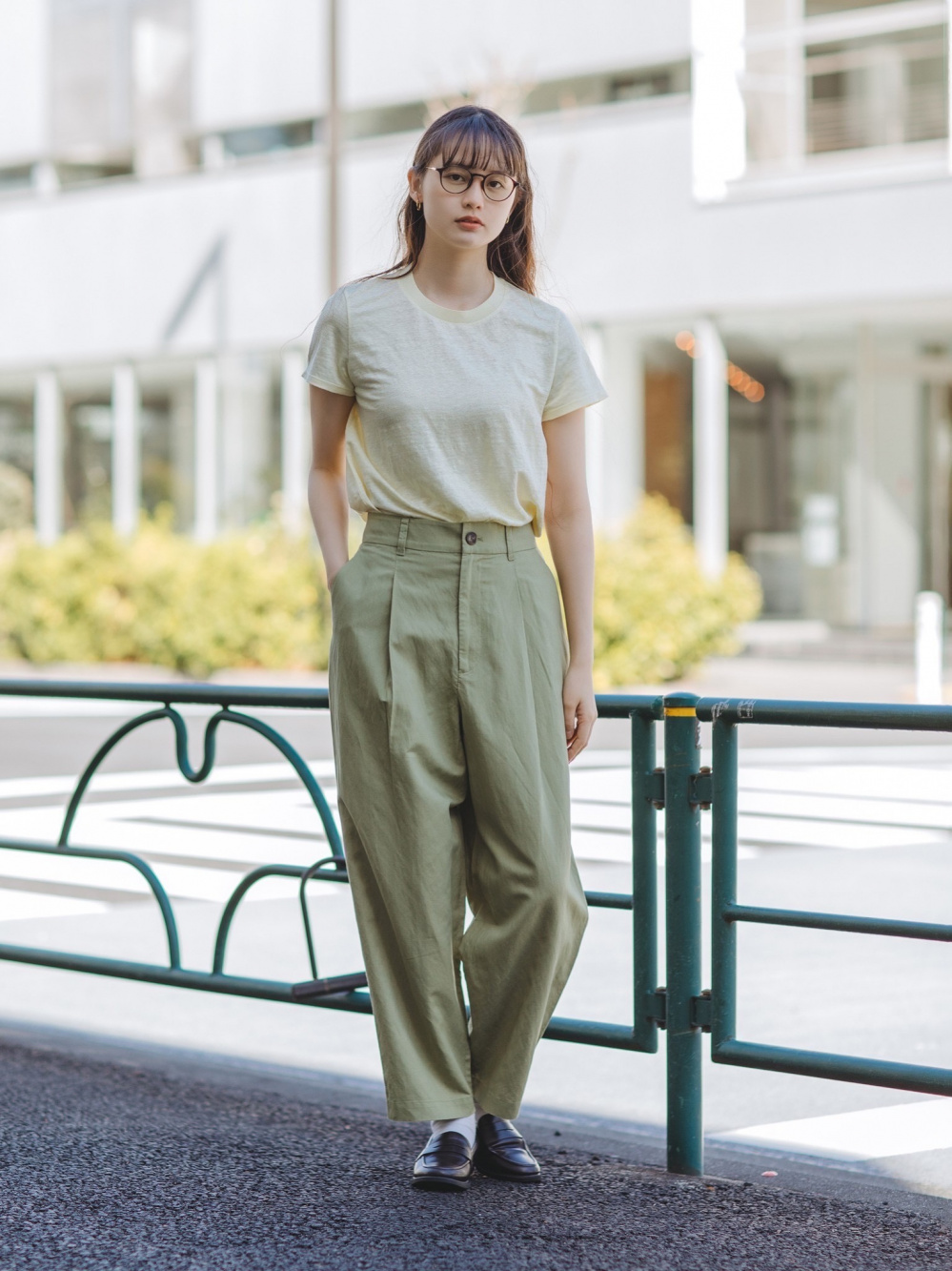リネンブレンドタックテーパードパンツ」の着用コーディネート