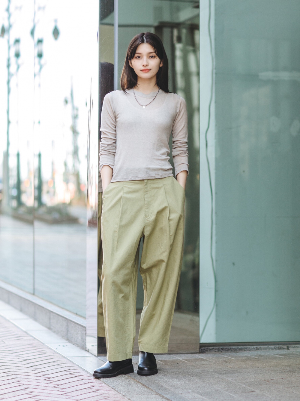 リネンブレンドタックテーパードパンツ」の着用コーディネート