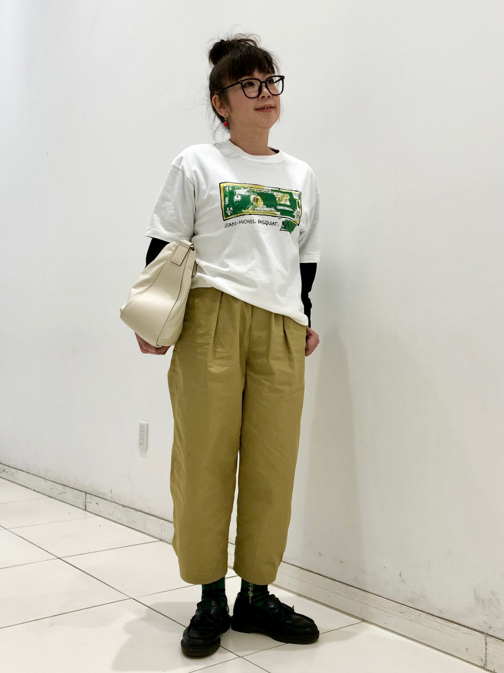 スウェットクルーネックシャツ、パラシュートクロップドパンツ