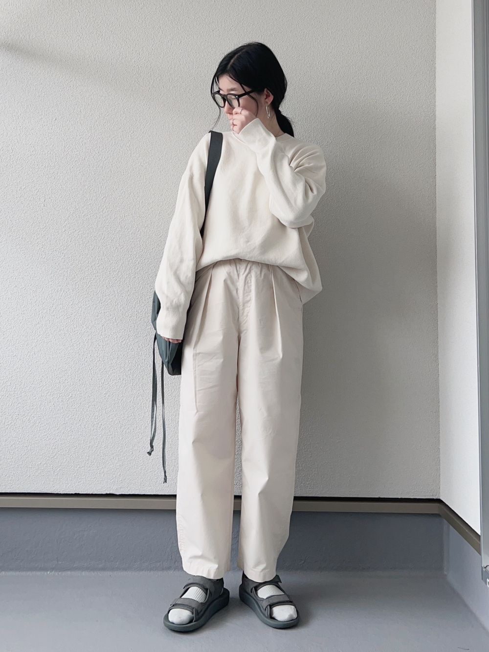 ニットポロシャツ、Vネックカーディガン」の着用コーディネート