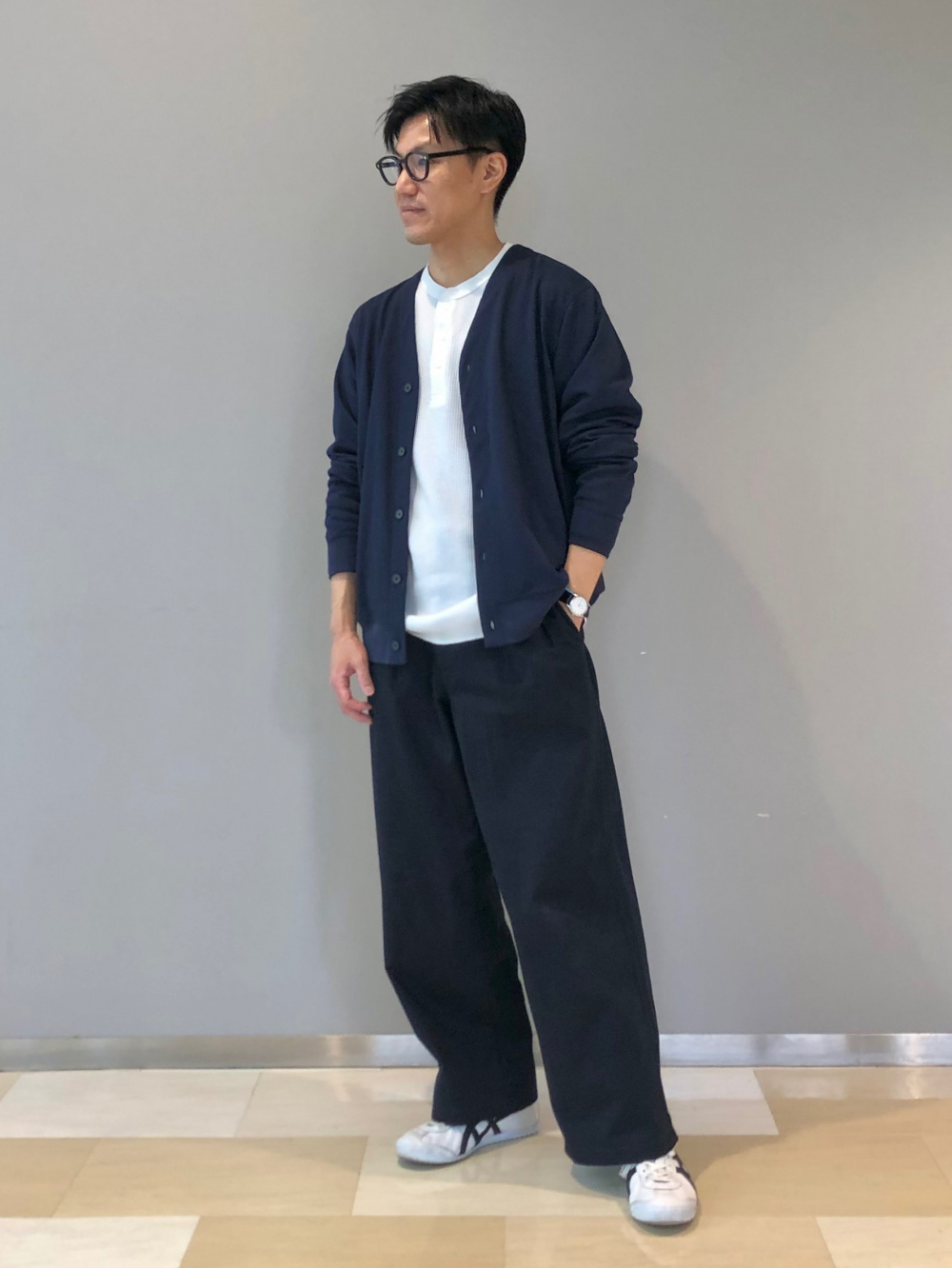 コットンブレンドジャケット、タックワイドパンツ」の着用