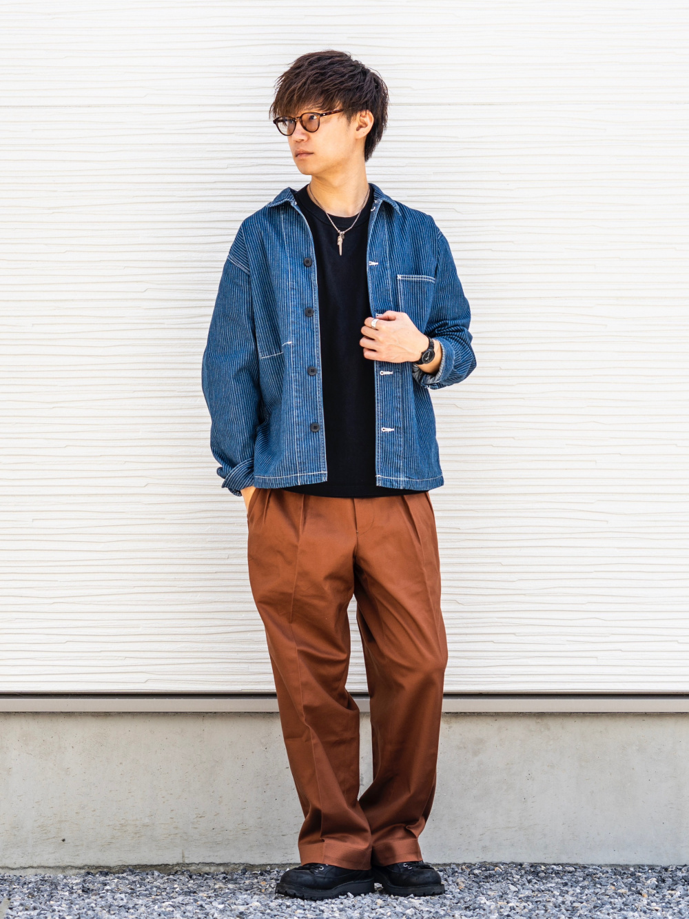 デニムワークジャケット、オーバーサイズTシャツ（7分袖）」の着用 