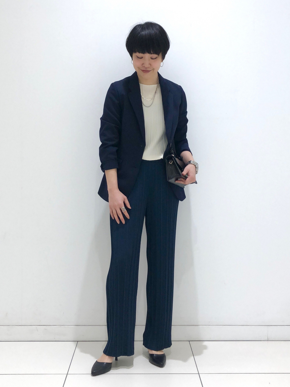 プリーツノースリーブT、プリーツストレートパンツ」の着用