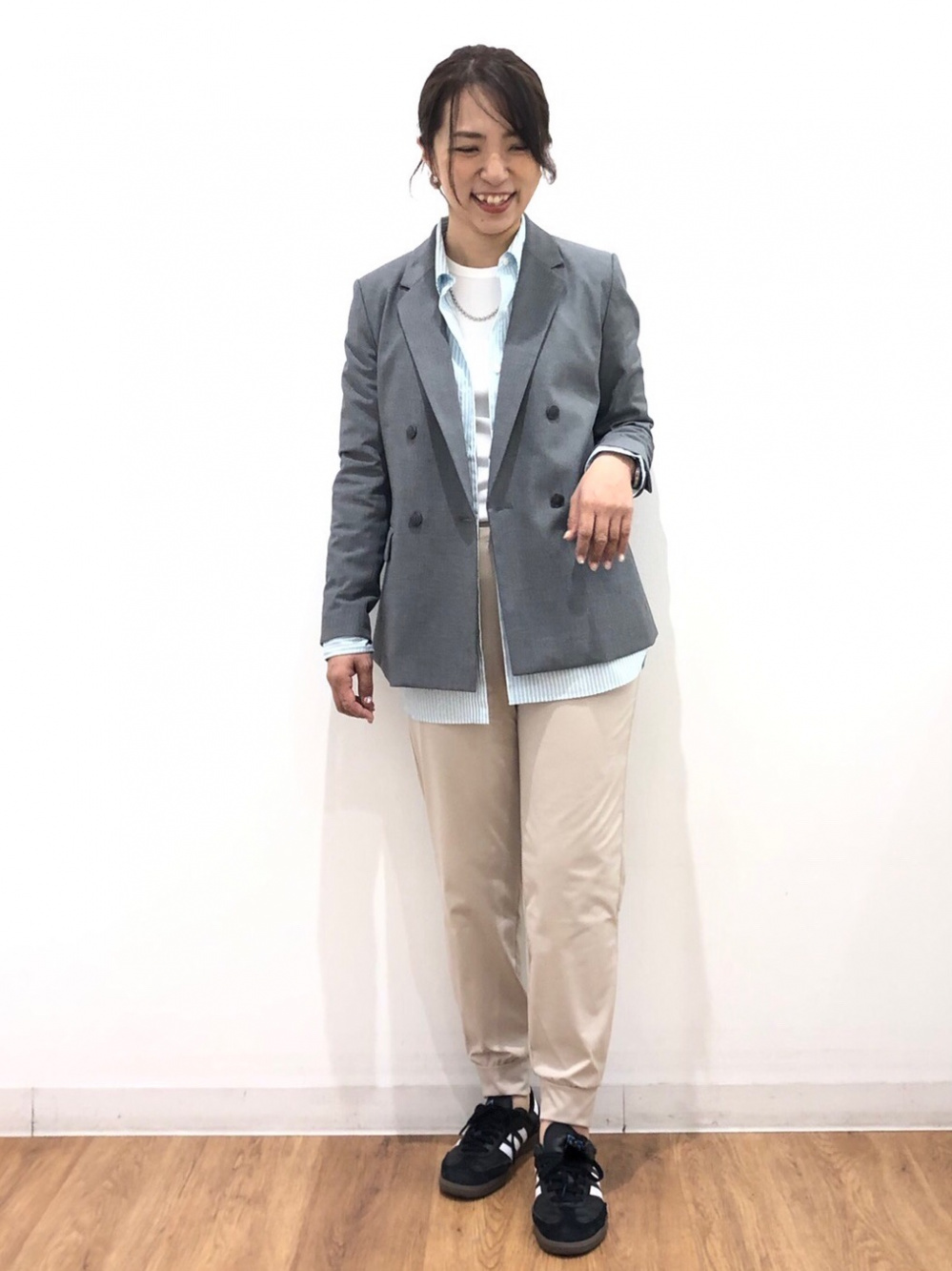 ダブルジャケット、タックワイドストレートパンツ」の着用