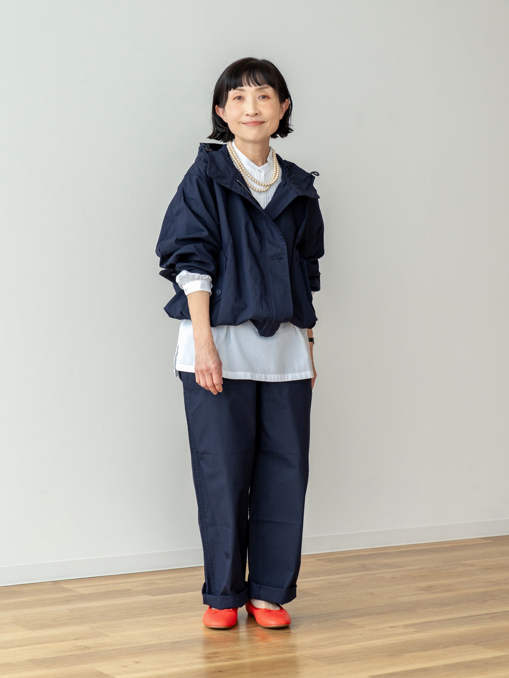 リラックスパーカ、ダンガリーフリルブラウス」の着用