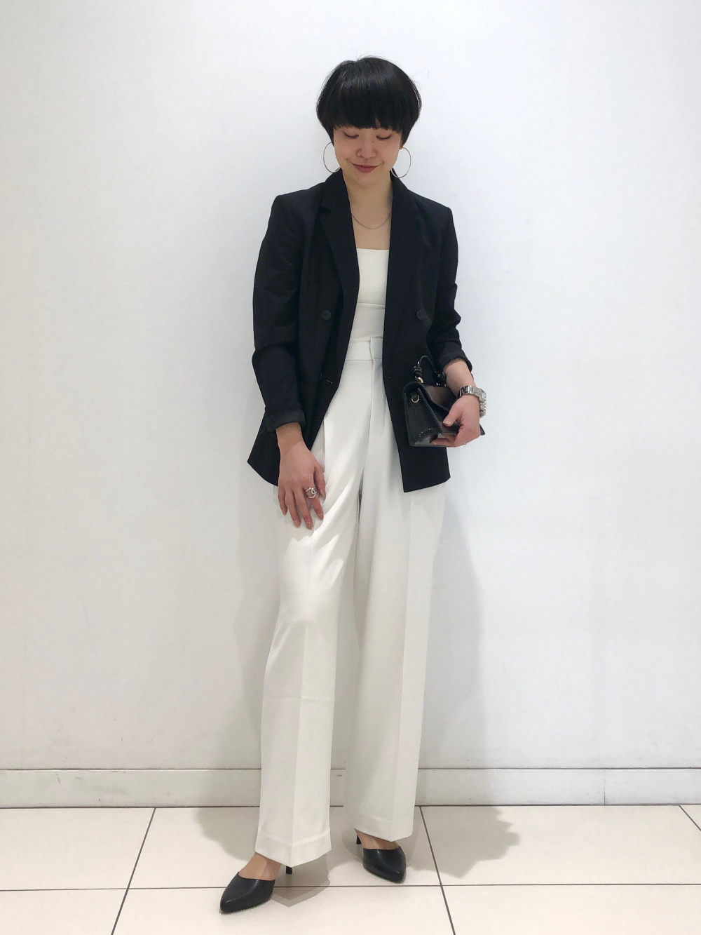 ダブルジャケット、タックワイドストレートパンツ」の着用