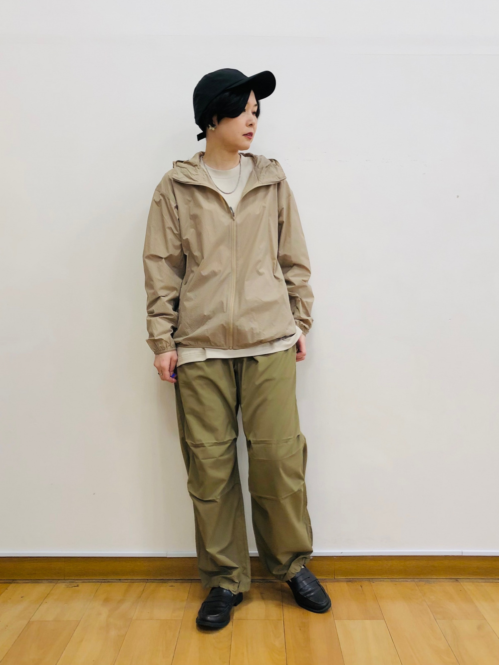 ボリュームスリーブコクーンブルゾン、オープンカラーシャツ」の着用