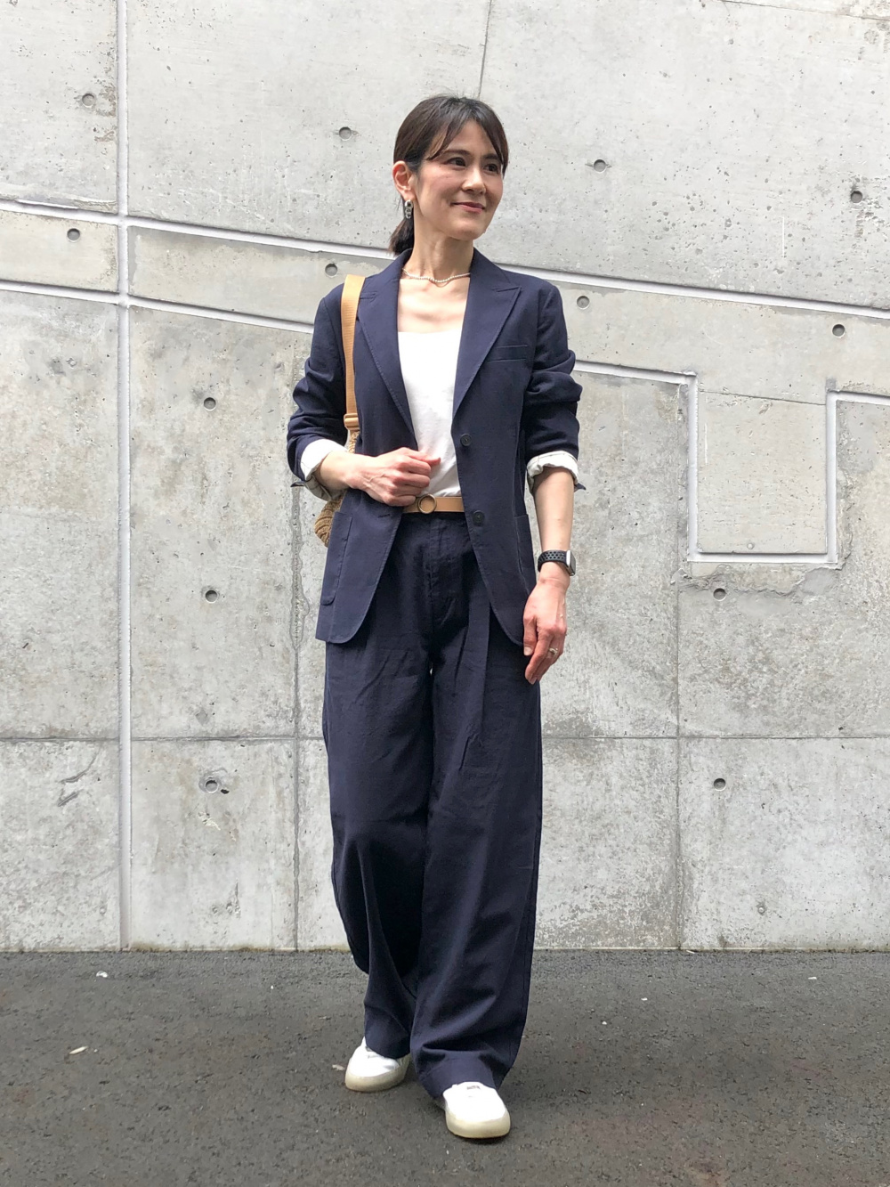 コットンリネンジャケット、コットンリネンパンツ」の着用