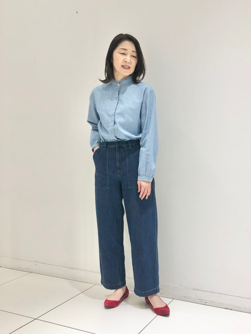 ダンガリーフリルブラウス、デニムベイカーパンツ」の着用