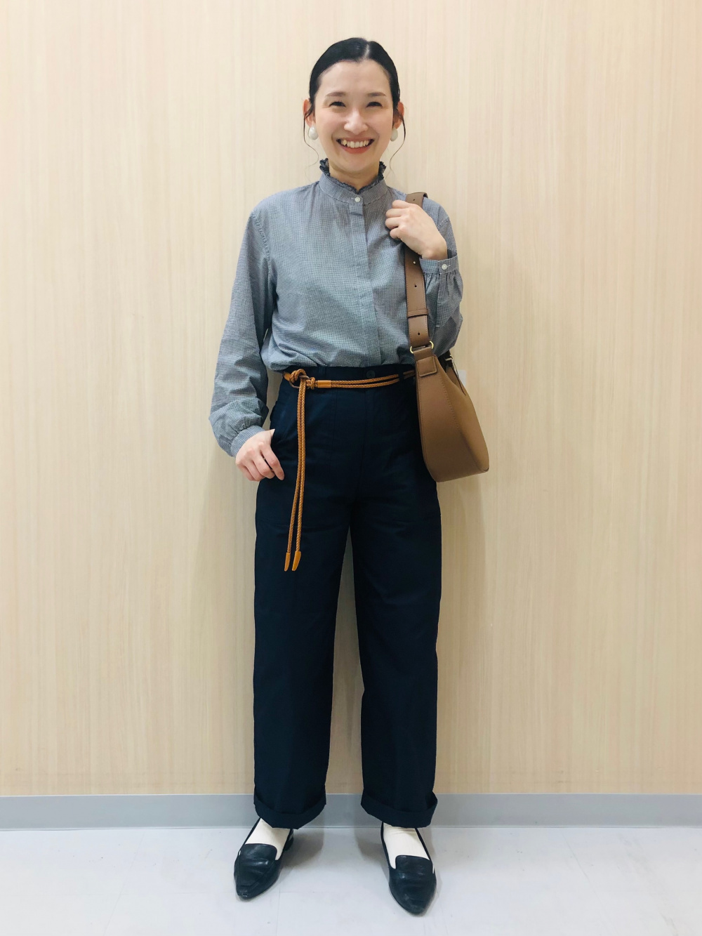 ポインテールクルーネックセーター、ベイカーパンツ」の着用  