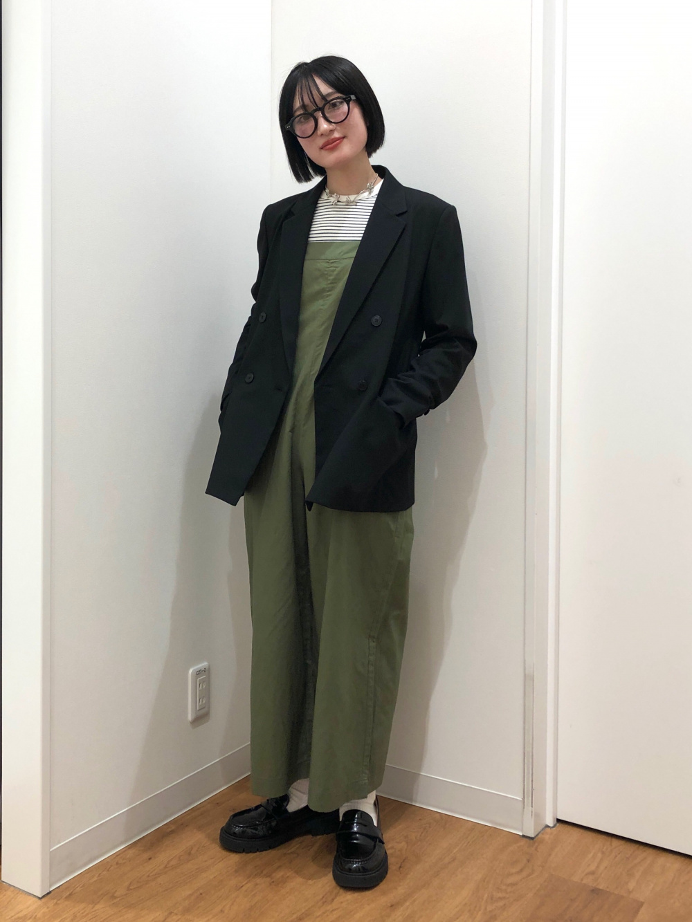 ダブルジャケット、タックワイドストレートパンツ」の着用