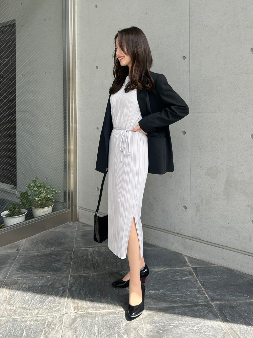 プリーツワンピース/ノースリーブ、ダブルジャケット」の着用