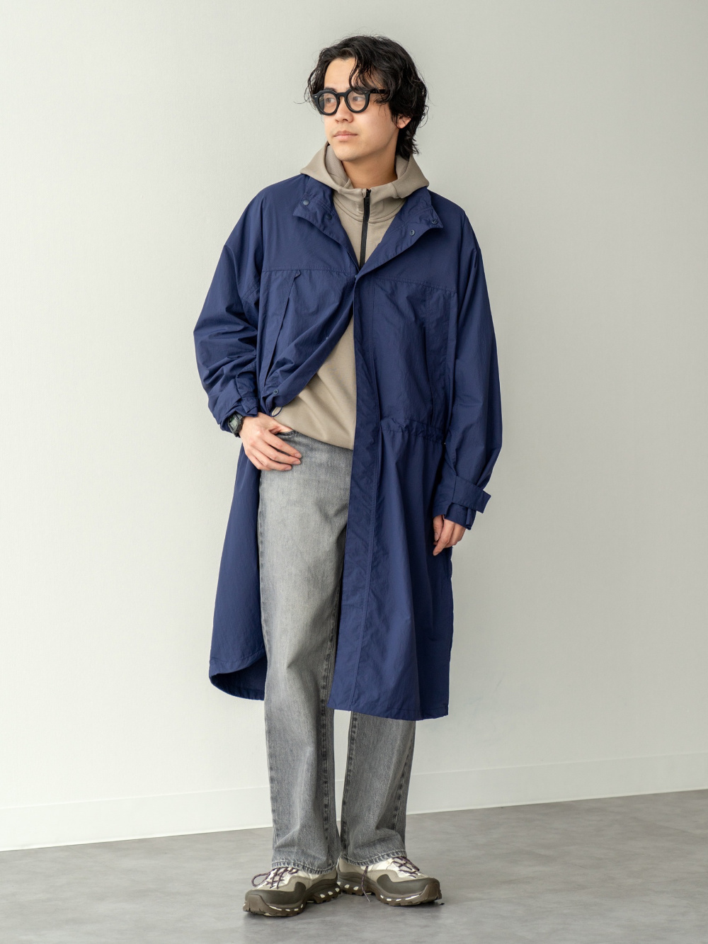 ライトウェイトコート、ユーティリティオーバーサイズシャツ」の着用