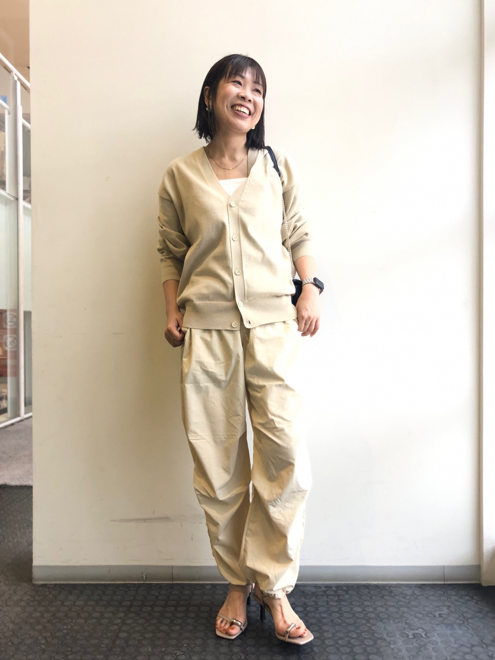 ニットポロシャツ、Vネックカーディガン」の着用コーディネート