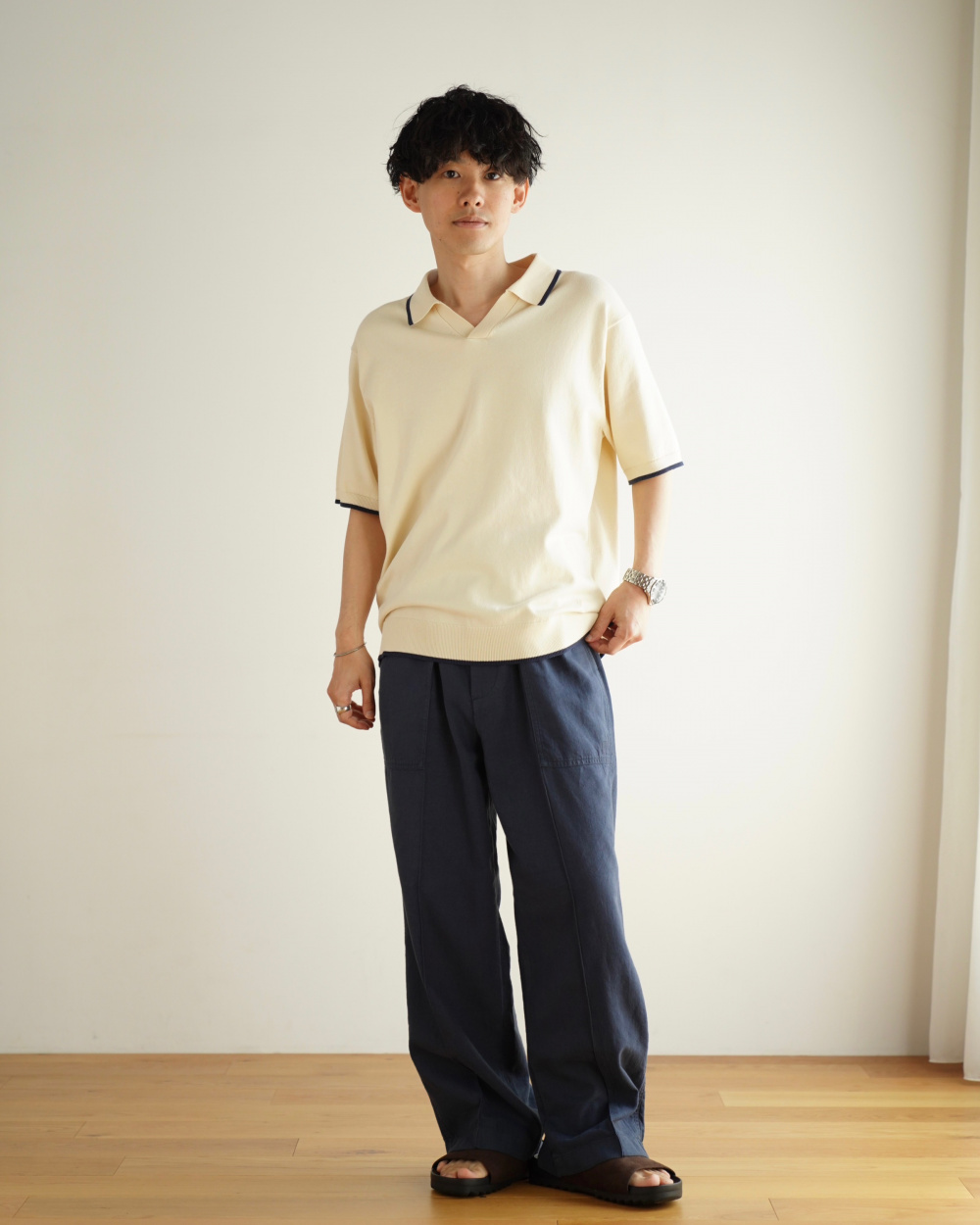 グラフィックTシャツ、リネンブレンドイージーパンツ」の着用