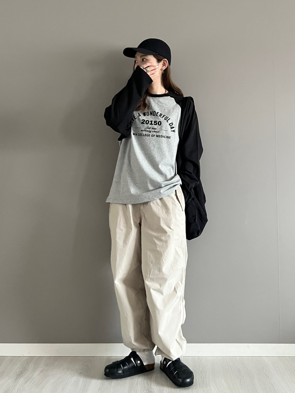 ポケッタブルUVカットパーカ/チェック、パラシュートパンツ」の着用