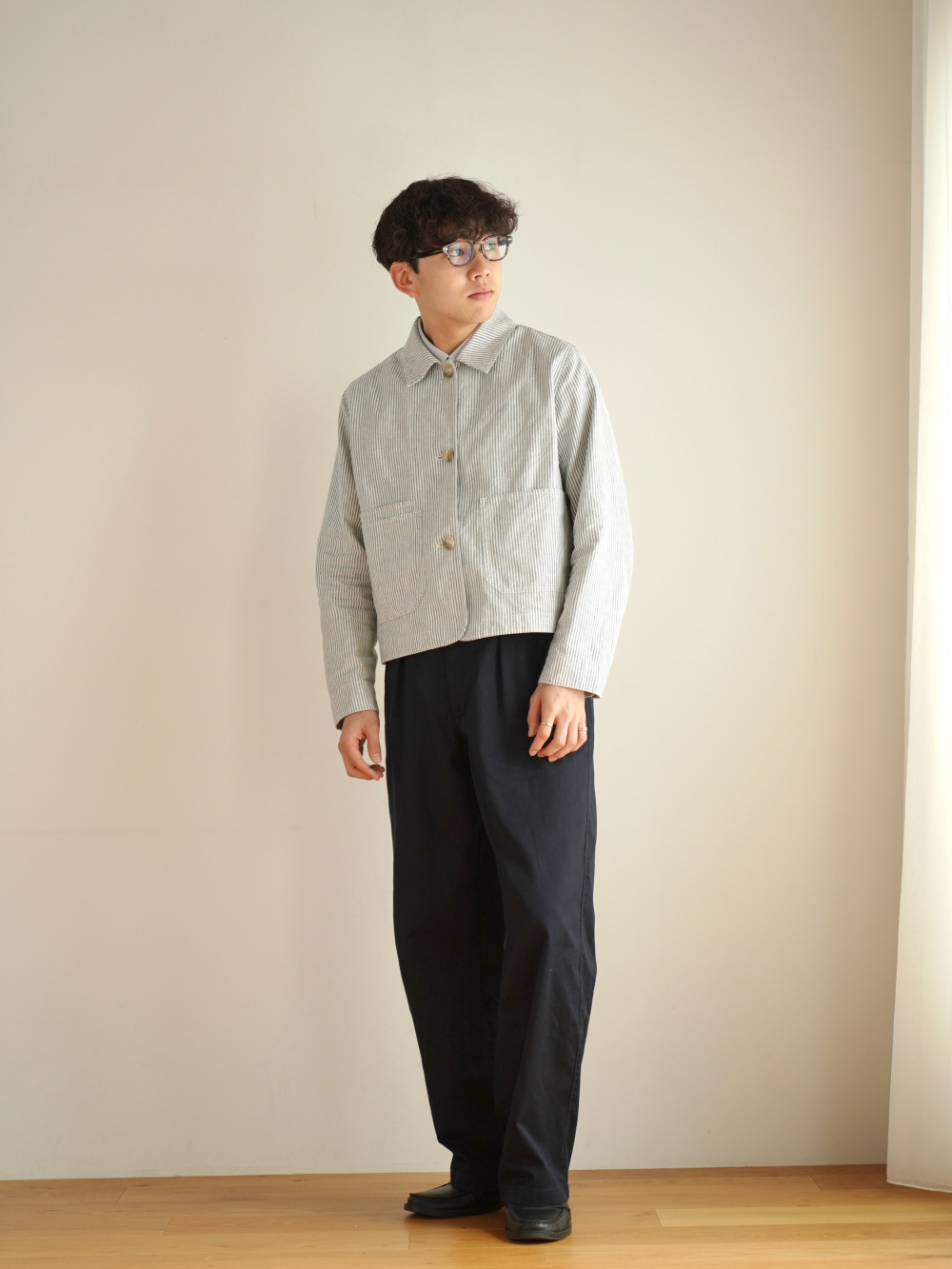 コットンブレンドジャケット、タックワイドパンツ」の着用