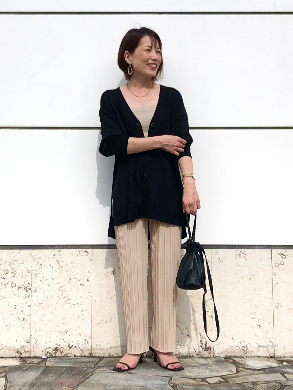プリーツノースリーブT、プリーツストレートパンツ」の着用