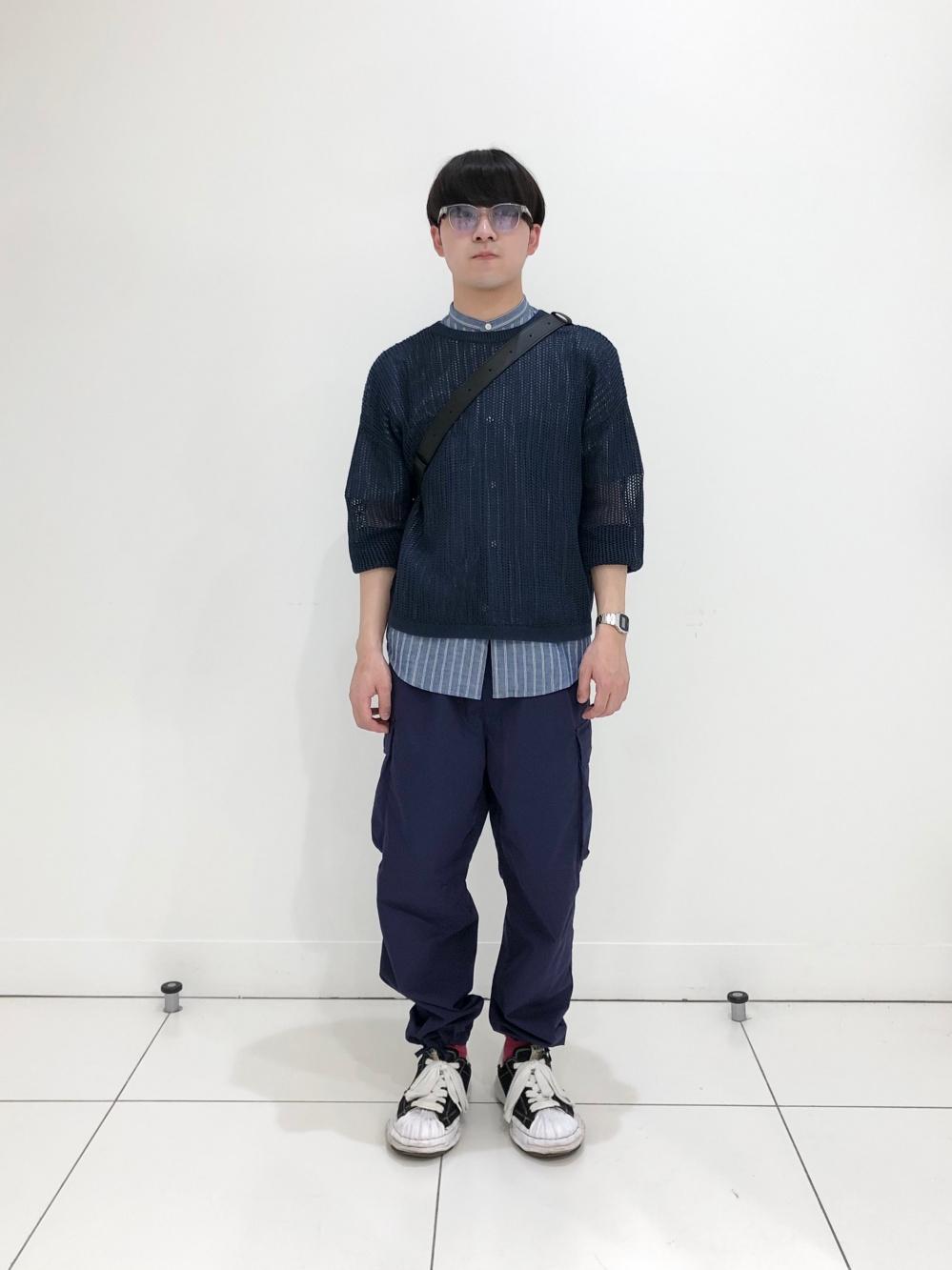 ニットTシャツ、ボクシーテーラードジャケット」の着用