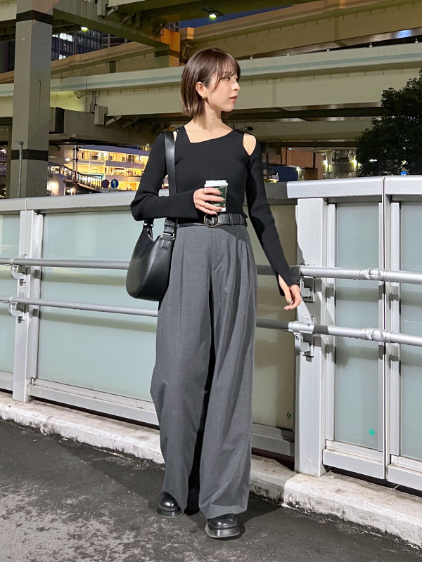 タックワイドストレートパンツのコーディネート・着用イメージ