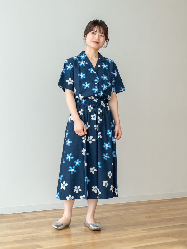 プリントVネックフレアワンピース（長袖・標準丈・112.5～123.5cm