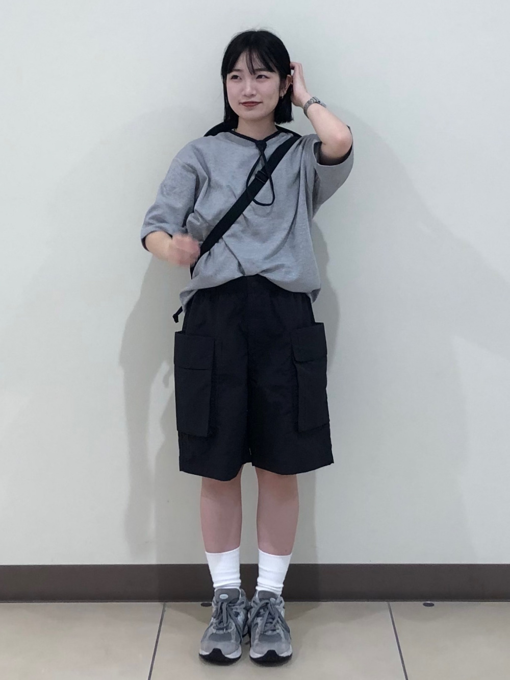 ニットTシャツ、ボクシーテーラードジャケット」の着用