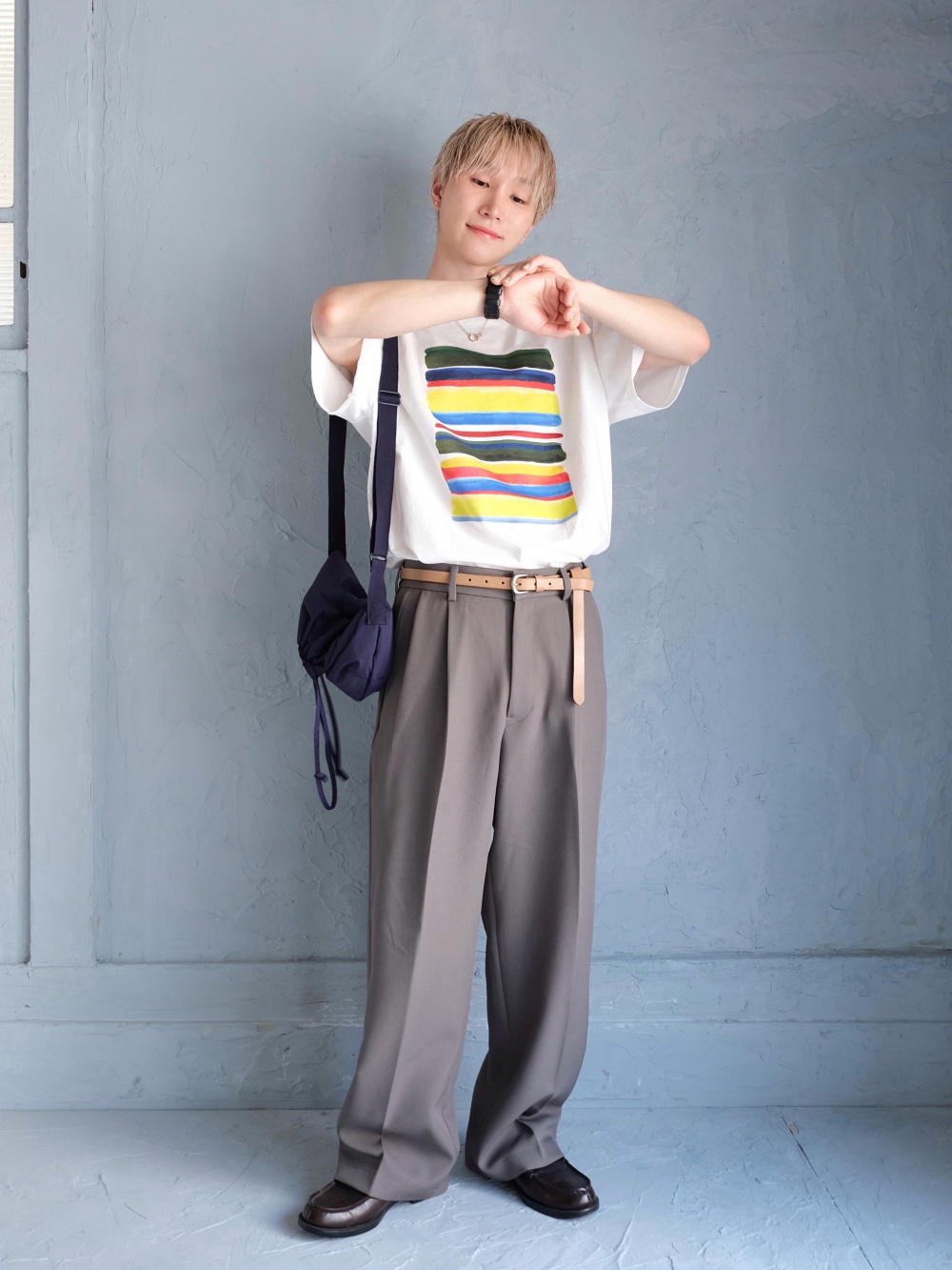 グラフィックTシャツ、リネンブレンドイージーパンツ」の着用