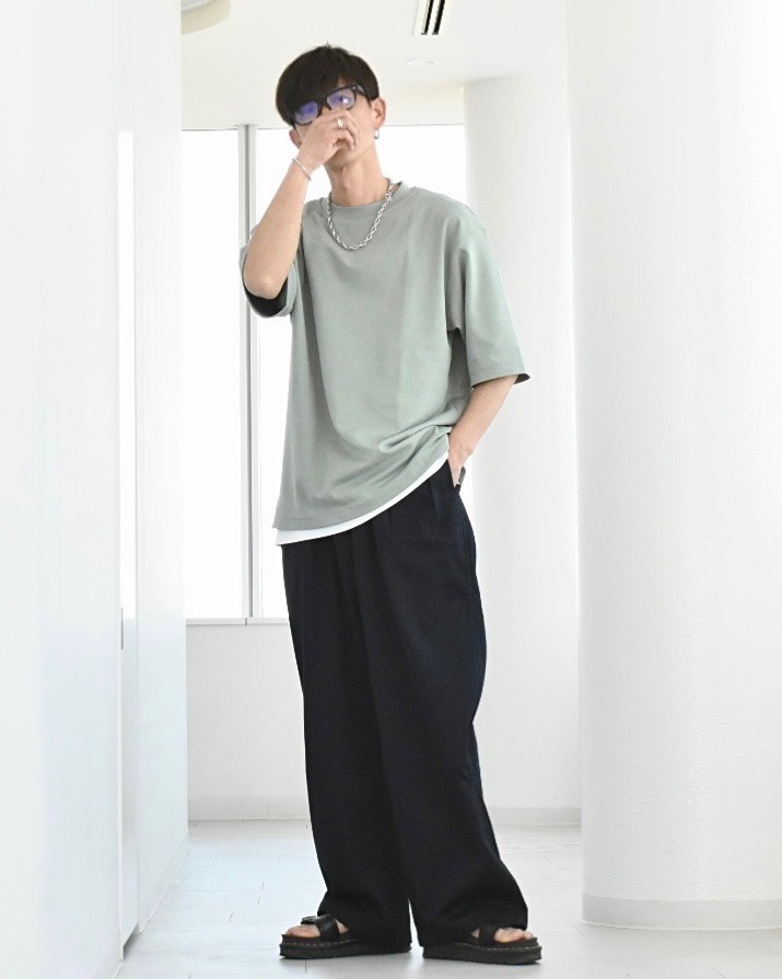 オーバーサイズワークシャツ（半袖）、タックワイドパンツ」の着用 
