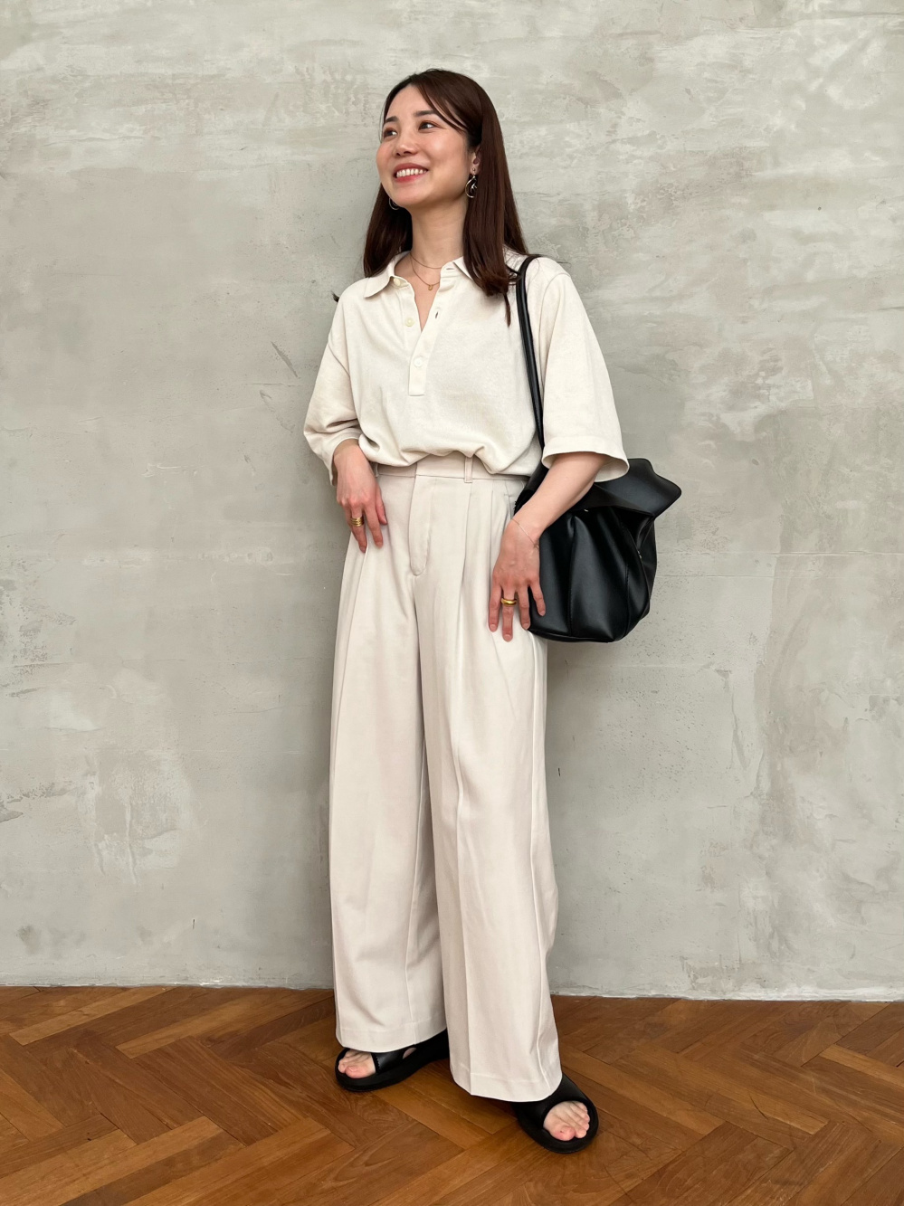 ボリュームスリーブコクーンブルゾン、ニットポロシャツ」の着用