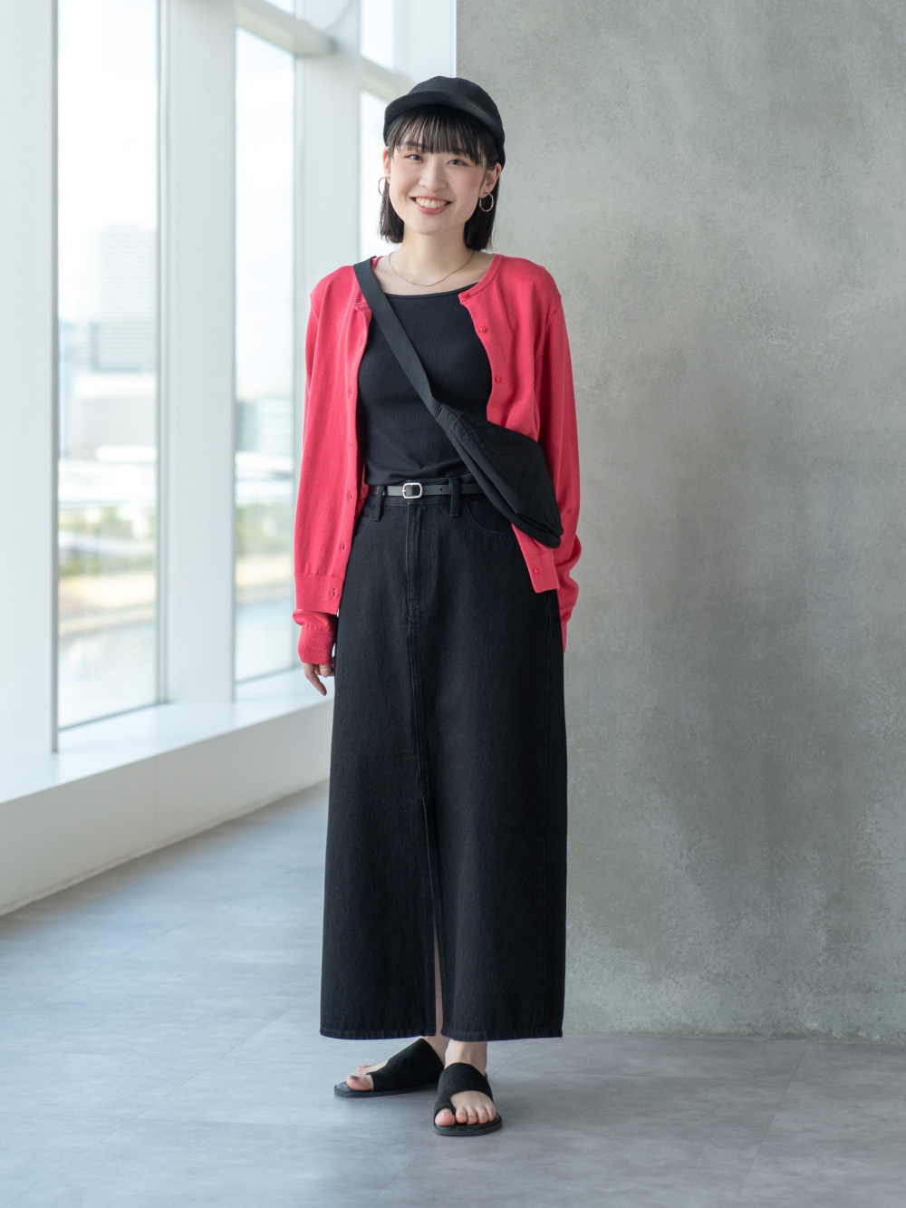 UVカットVネックロングカーディガン、リネンアンクルパンツ」の着用  