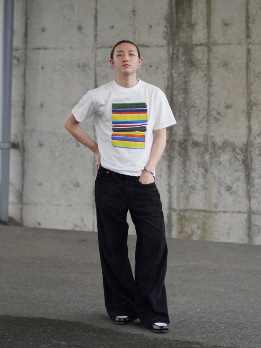 グラフィックTシャツ、リネンブレンドイージーパンツ」の着用