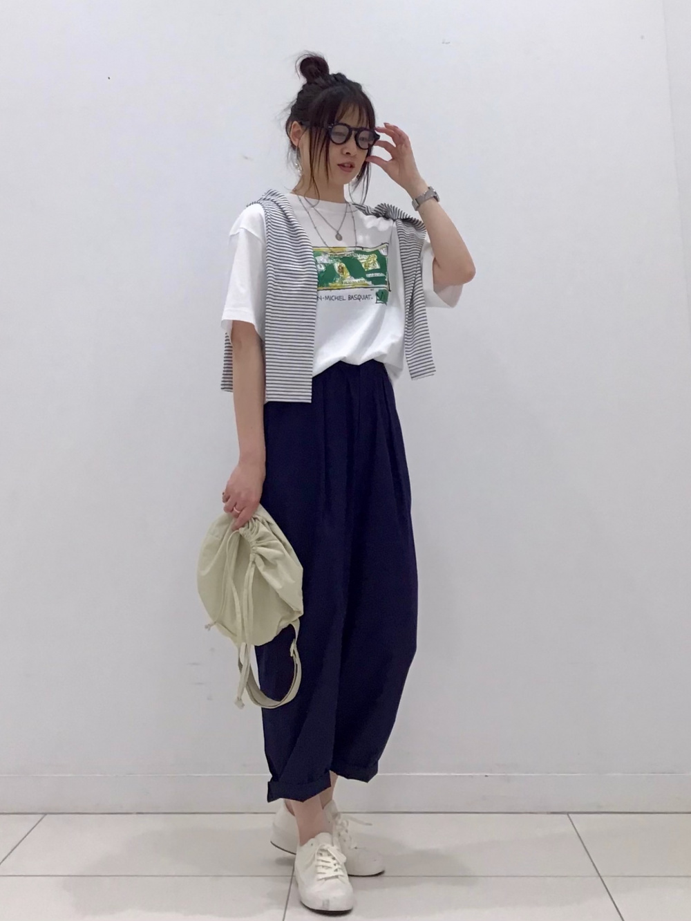 ニットTシャツ、ボクシーテーラードジャケット」の着用